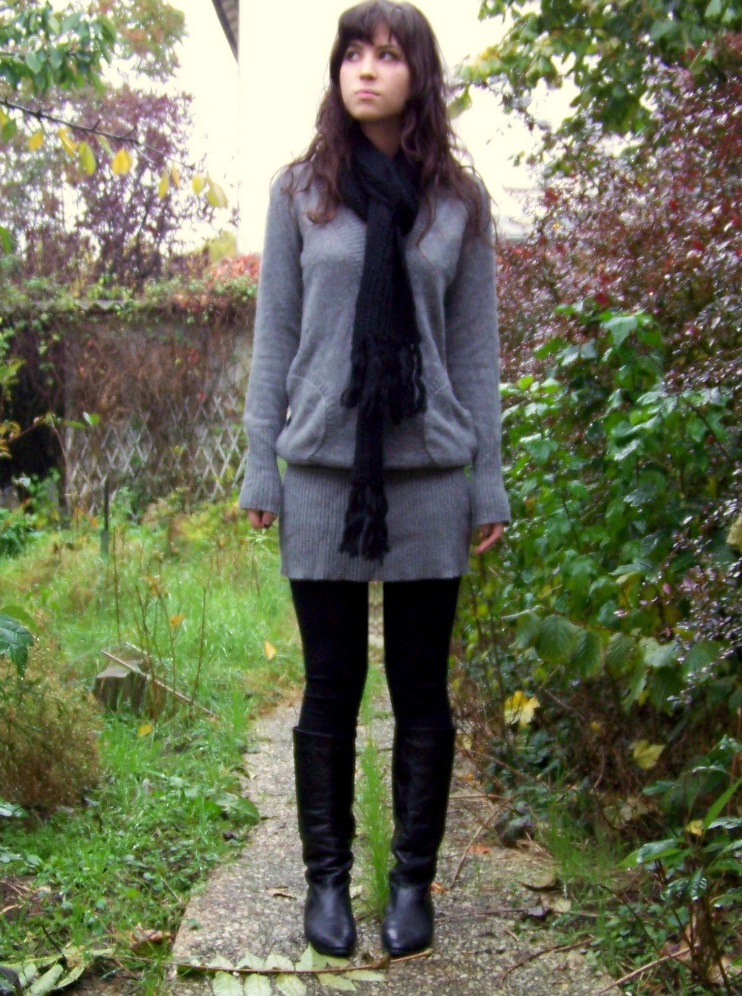 Echarpe noire pull gris bottes – Le Blog de Betty