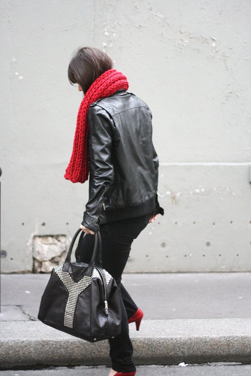 Echarpe rouge perfecto dos sac – Le Blog de Betty