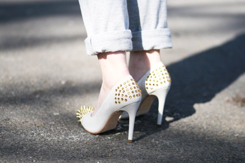 Escarpins blancs cloutes dores – Le Blog de Betty