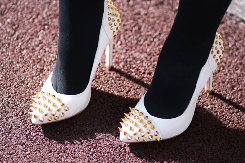 Escarpins blancs cloutes or – Le Blog de Betty