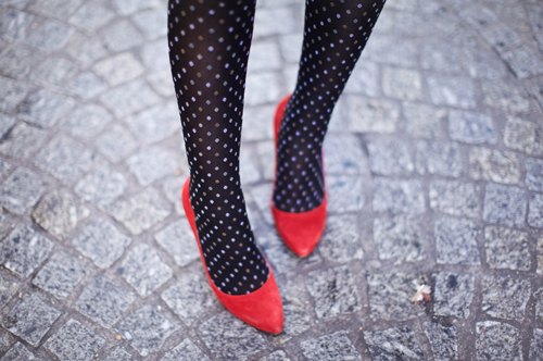 Escarpins rouges collants plumetis – Le Blog de Betty