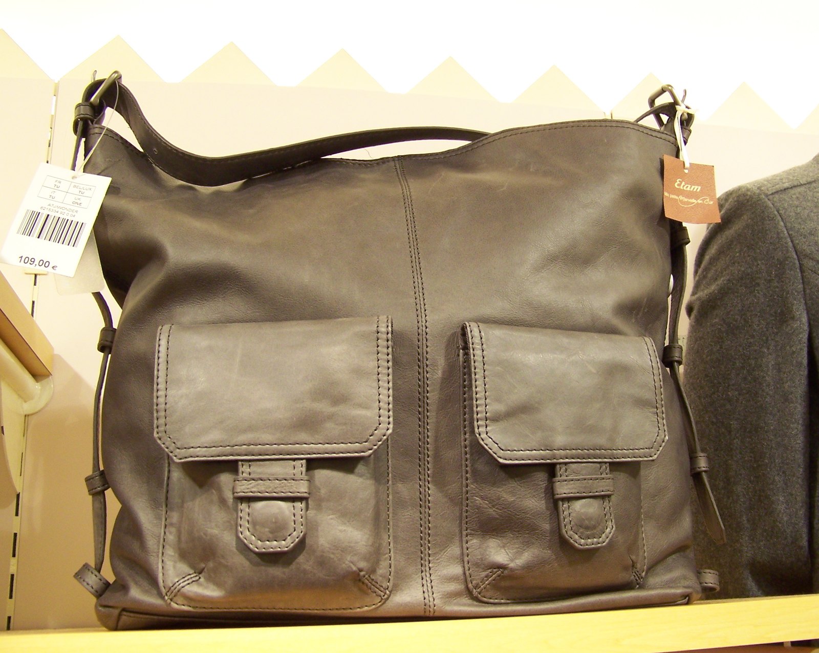 Etam sac cuir gris poches – Le Blog de Betty
