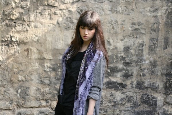 Foulard violet gilet gris – Le Blog de Betty