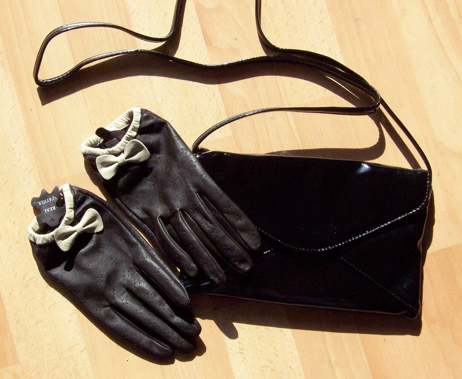 Gants cuir noeuds pochette noire – Le Blog de Betty
