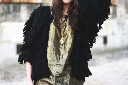 Gilet franges noir top lame dore – Le Blog de Betty