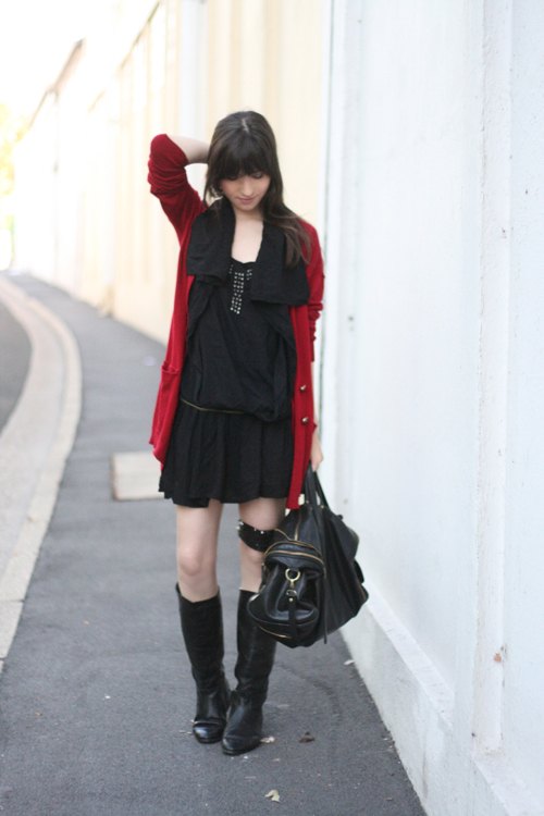 Gilet rouge bottes noires mur blanc – Le Blog de Betty