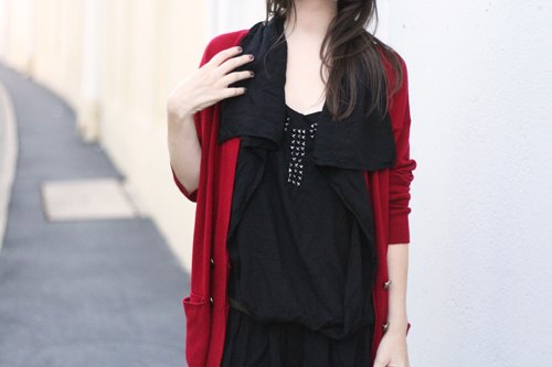 Gilet rouge robe noire cloutee – Le Blog de Betty
