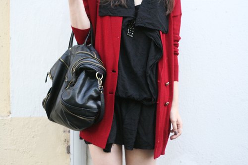 Gilet rouge robe noire sac cuir – Le Blog de Betty