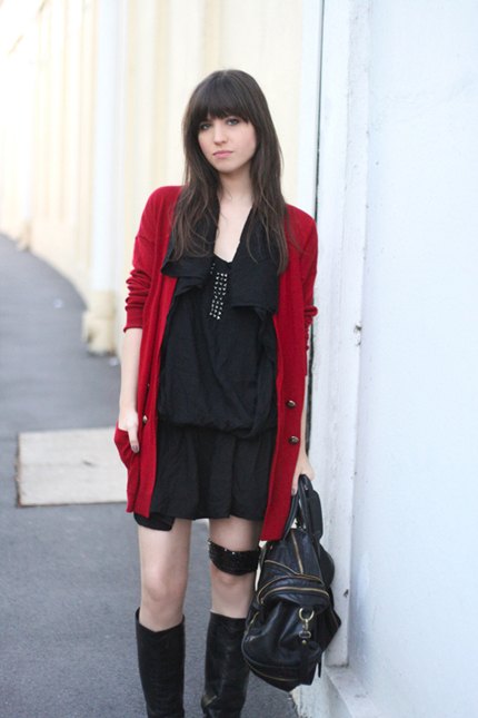 Gilet rouge robe noire sac noir – Le Blog de Betty