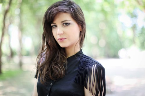 Hey june chemise noire franges portrait – Le Blog de Betty