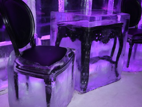 Ice bar chaises glace violettes – Le Blog de Betty
