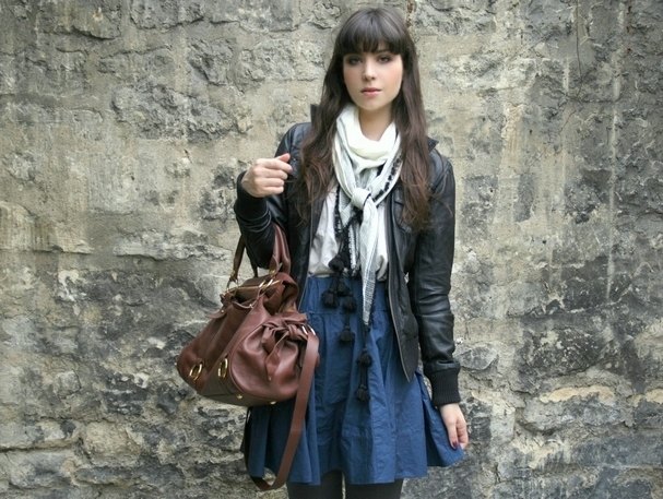 Jupe bleue perfecto foulard blanc – Le Blog de Betty