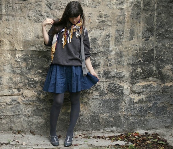 Jupe bleue pull gris foulard – Le Blog de Betty