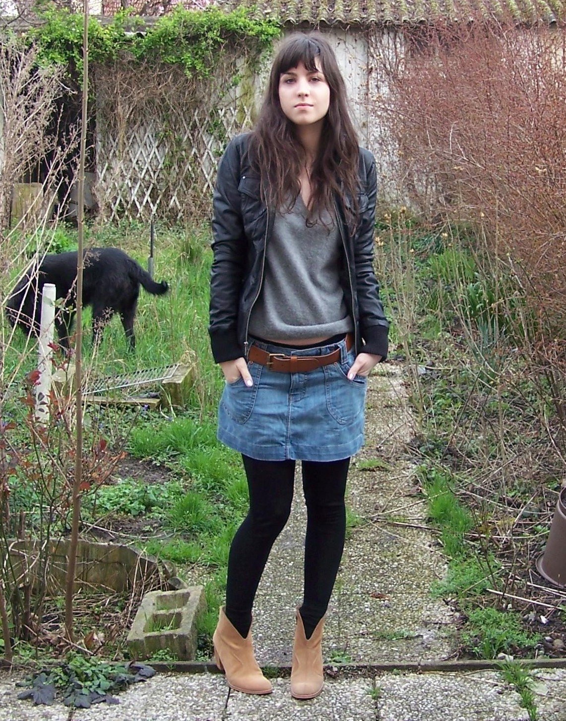Jupe en jean pull gris bottines camel – Le Blog de Betty