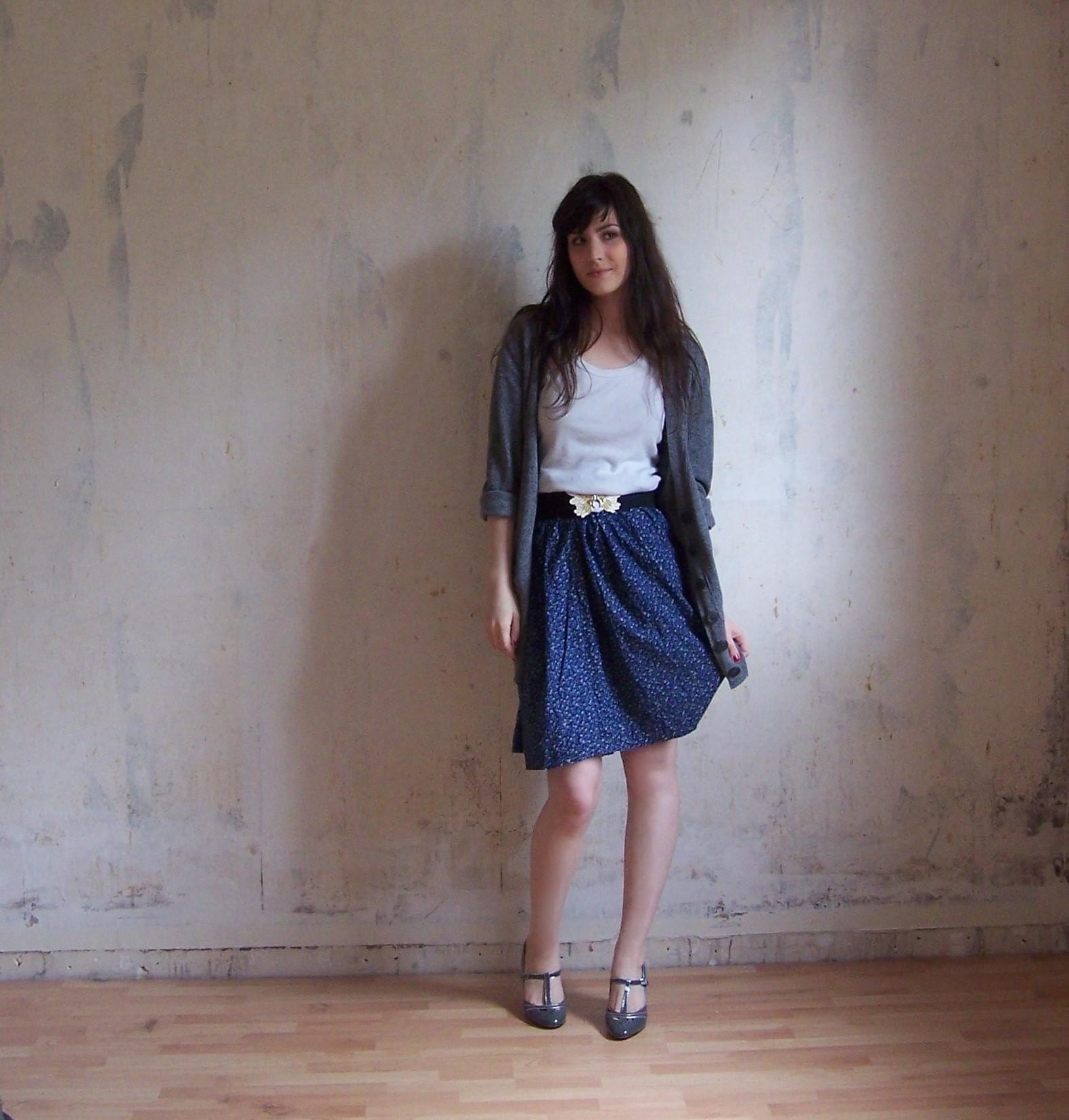 Jupe friperie bleue gilet gris – Le Blog de Betty