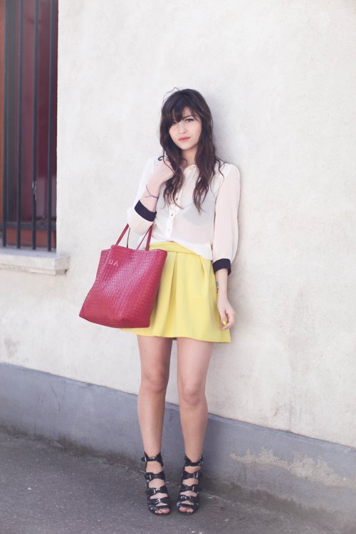 Jupe jaune chemise blanche cabas rouge – Le Blog de Betty