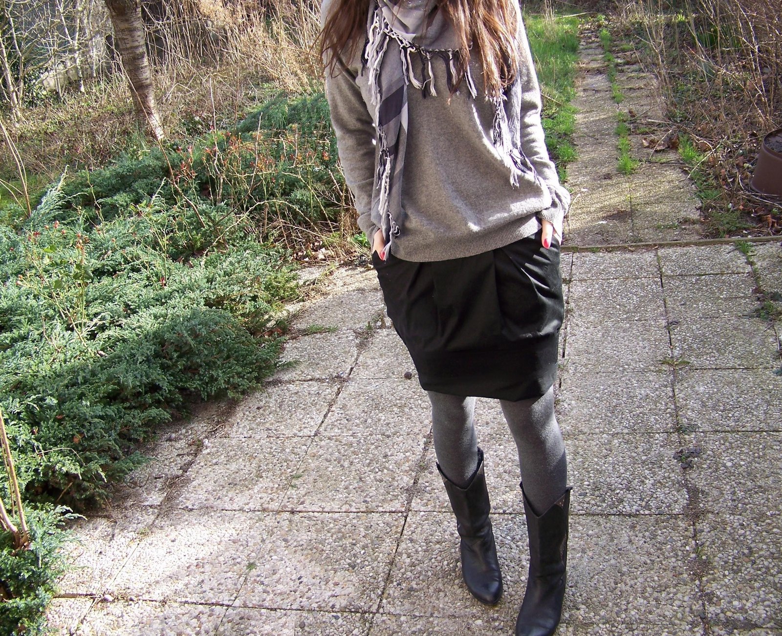 Jupe tulipe noire bottines collants gris – Le Blog de Betty