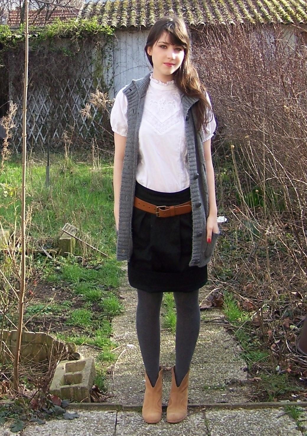 Jupe tulipe noire gilet chemise blanche – Le Blog de Betty