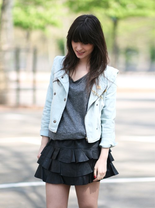 Jupe volants noire tshirt gris veste jean – Le Blog de Betty