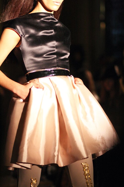 Londres defile jupe satin dore – Le Blog de Betty