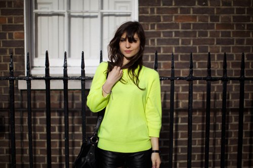 Londres pull jaune fluo grille – Le Blog de Betty