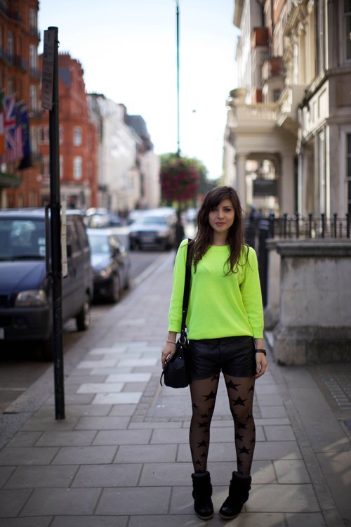 Londres pull jaune fluo rue – Le Blog de Betty