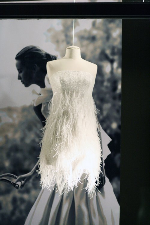 Londres vitrine robe plumes – Le Blog de Betty