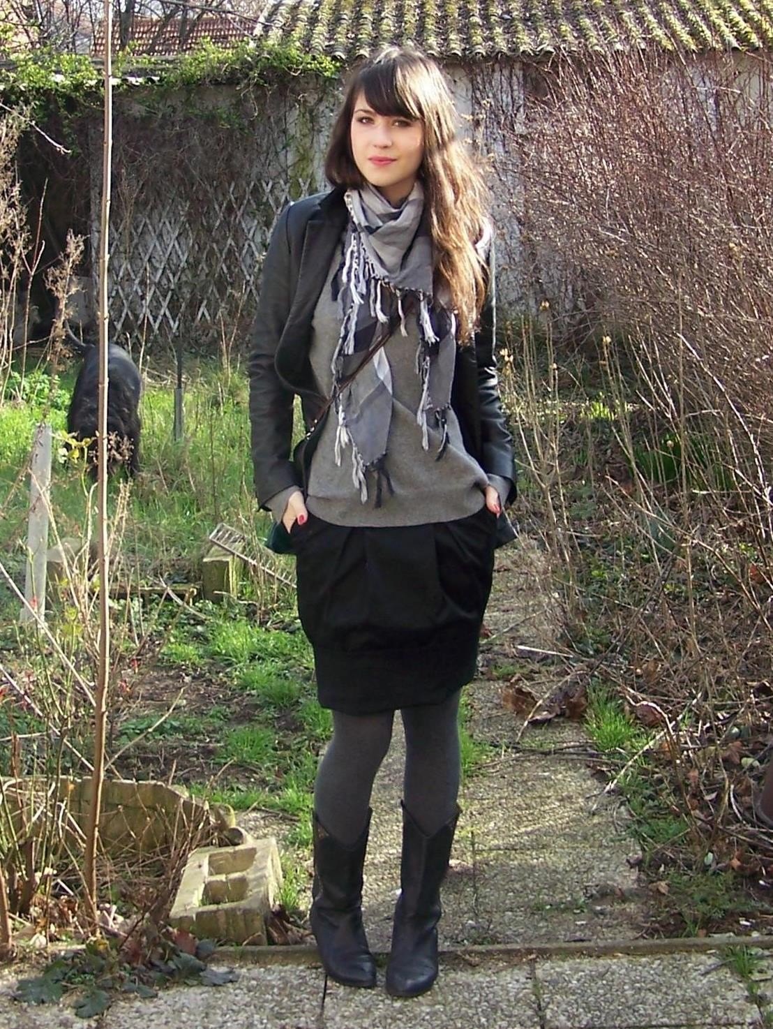 Look jupe tulipe noire foulard gris – Le Blog de Betty