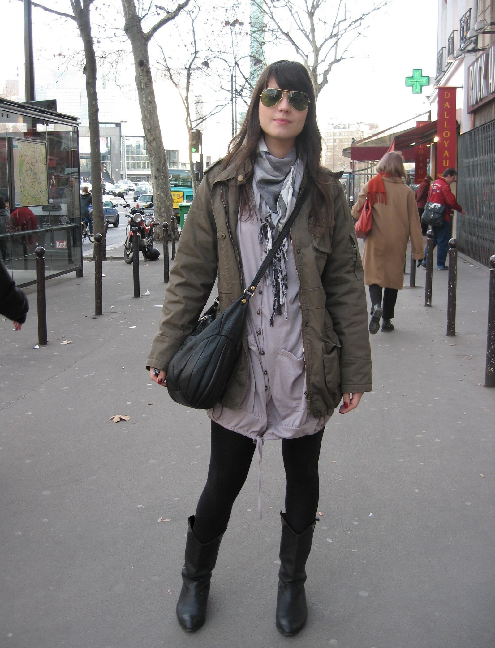 Look parka kaki lunettes de soleil rue – Le Blog de Betty