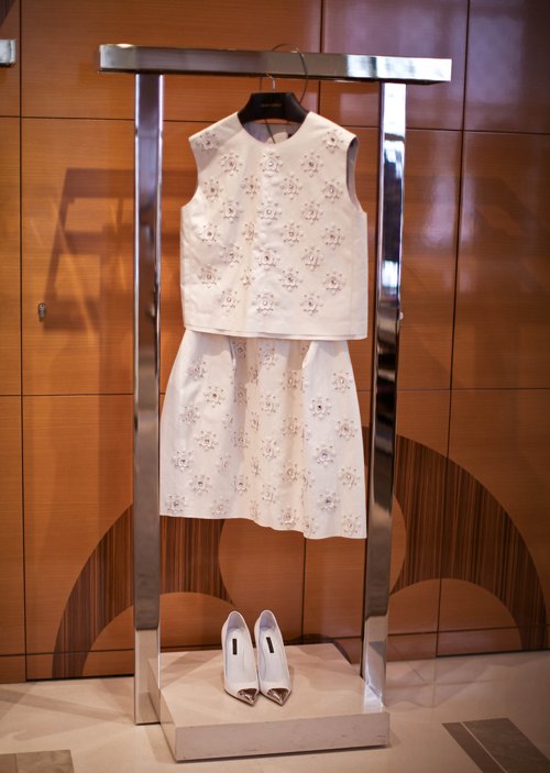 Louis vuitton robe blanche vitrine – Le Blog de Betty