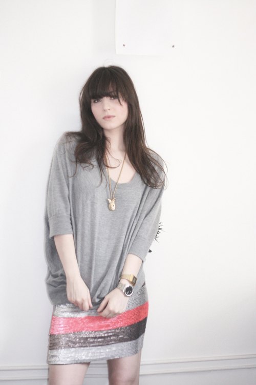 Love pull gris jupe sequins rose – Le Blog de Betty