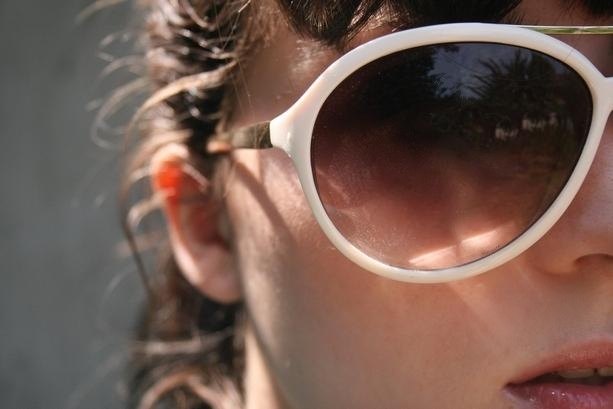 Lunettes de soleil blanches portrait – Le Blog de Betty