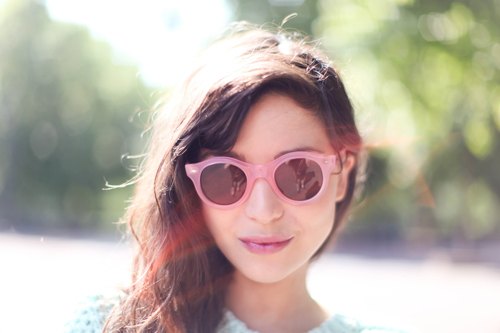 Lunettes roses portrait – Le Blog de Betty