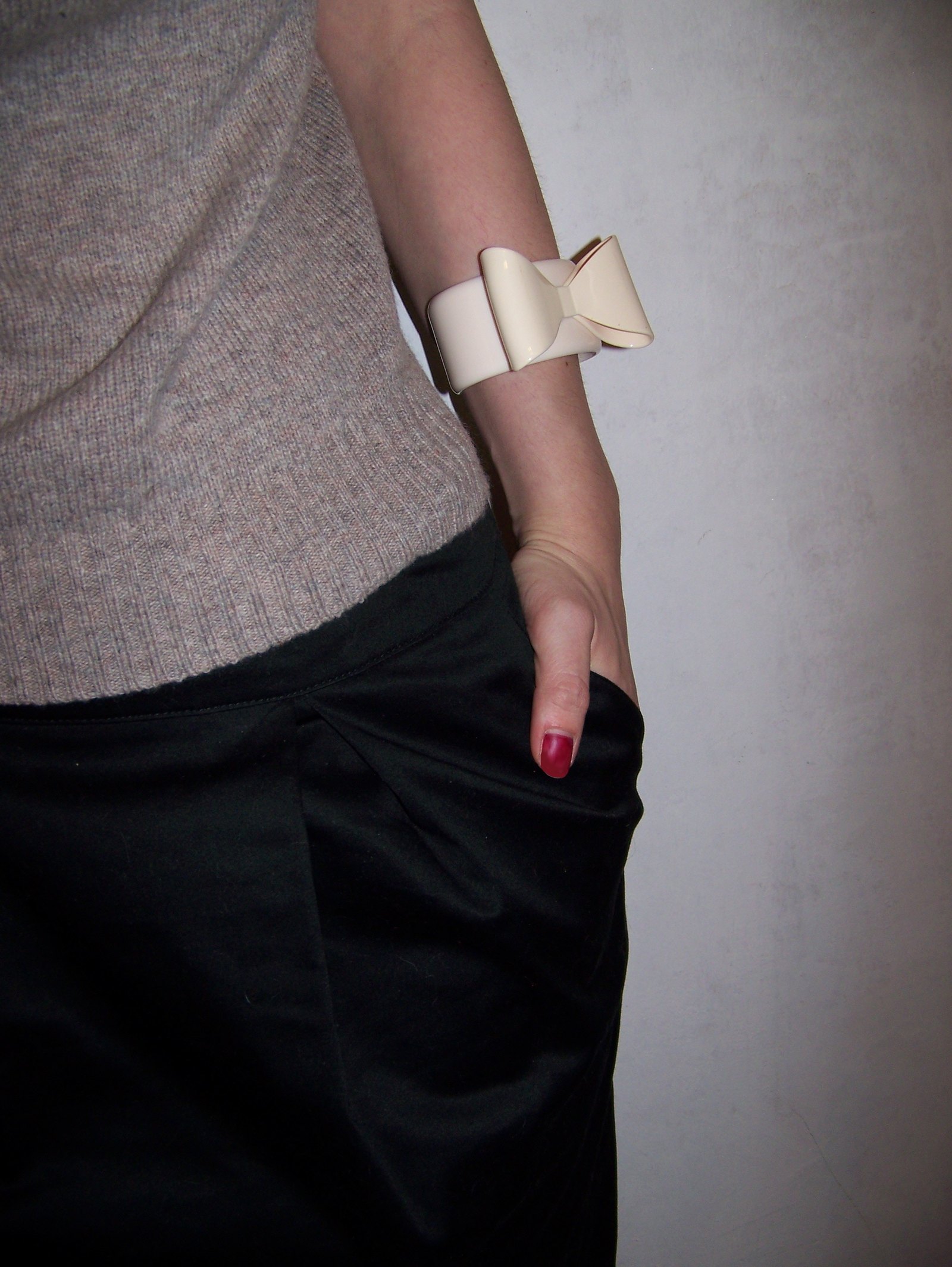 Manchette ivoire pantalon noir – Le Blog de Betty