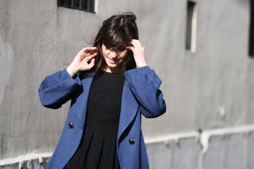 Manteau bleu robe noire mur – Le Blog de Betty