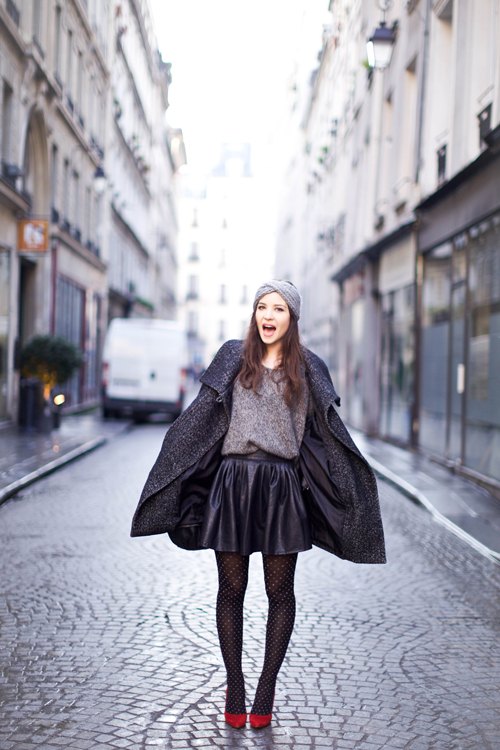 Manteau gris escarpins rouges rue – Le Blog de Betty