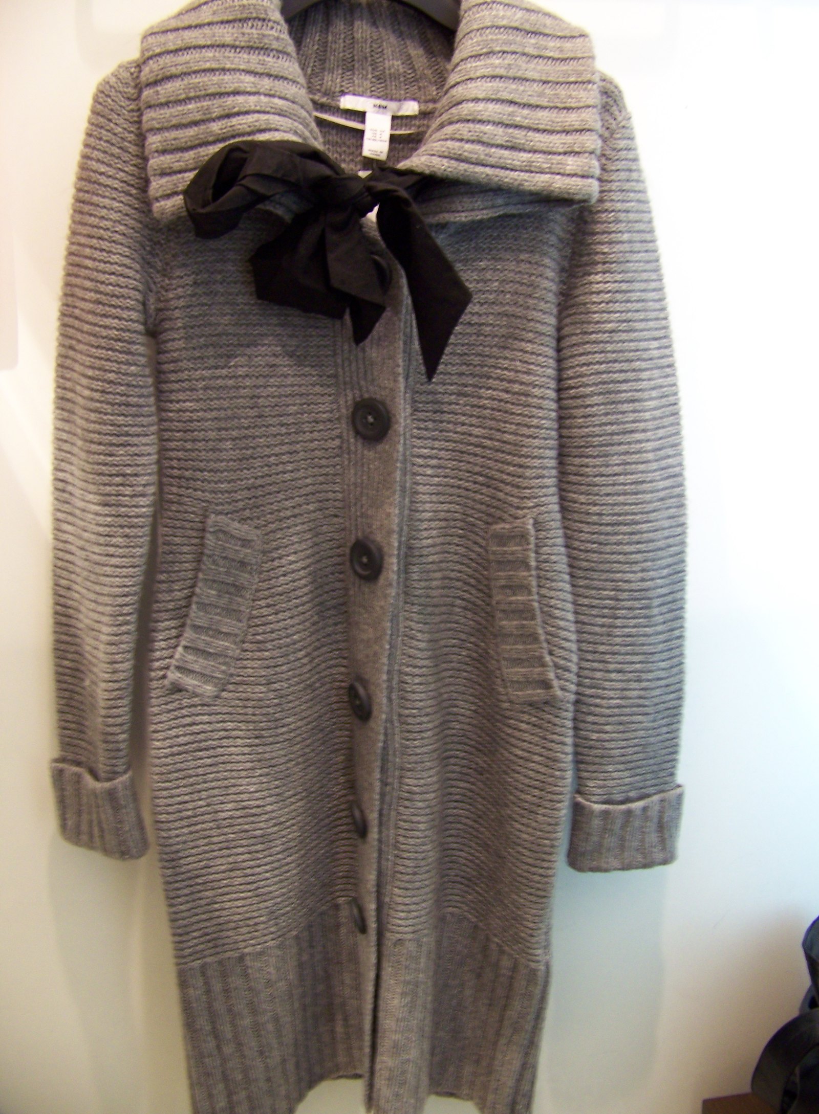 Manteau long maille grise noeud – Le Blog de Betty