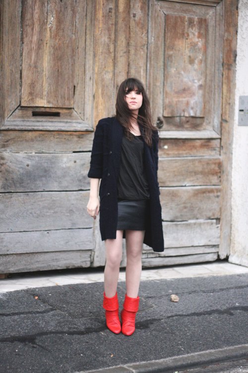 Manteau noir jupe cuir bottines rouges – Le Blog de Betty