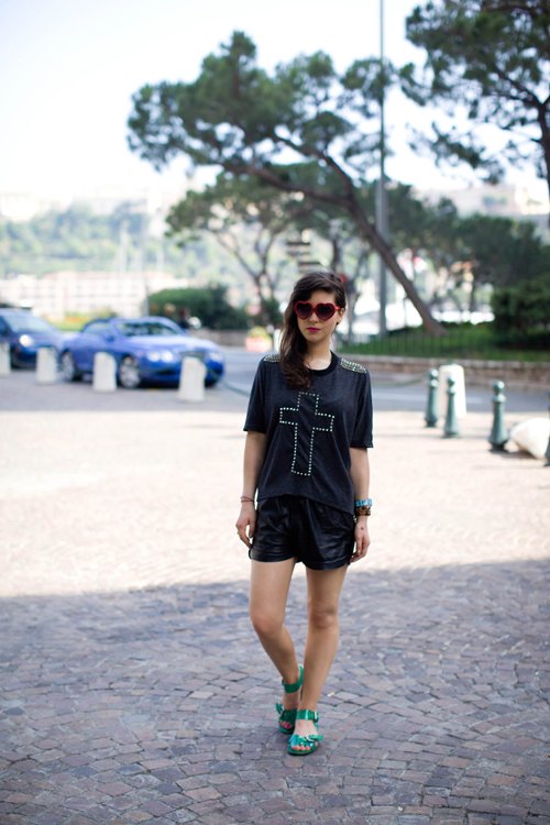 Monaco rocher tshirt noir sandales vertes – Le Blog de Betty