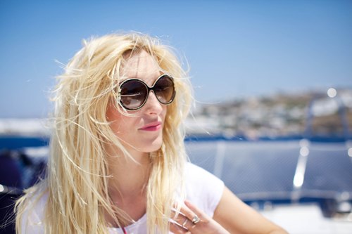Mykonos amie blonde lunettes – Le Blog de Betty