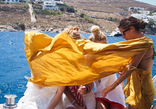 Mykonos bateau pareo jaune – Le Blog de Betty