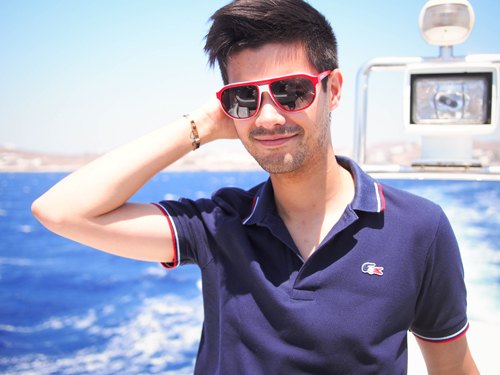 Mykonos bateau polo lunettes rouges – Le Blog de Betty