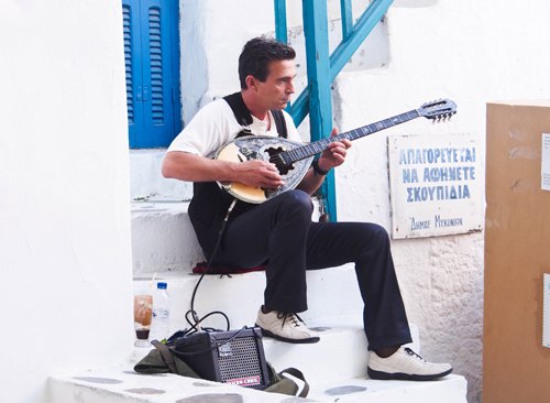 Mykonos musicien bouzouki – Le Blog de Betty