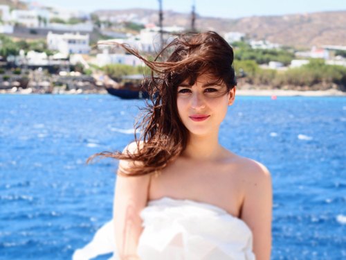 Mykonos portrait bateau cheveux au vent – Le Blog de Betty