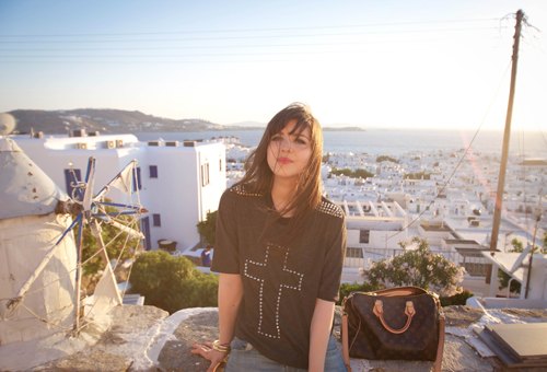 Mykonos terrasse tshirt croix – Le Blog de Betty