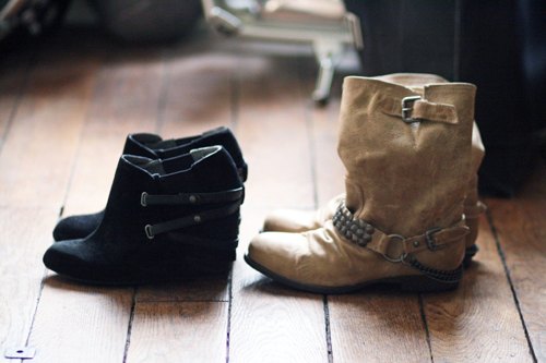 Nature morte bottines noires camel – Le Blog de Betty