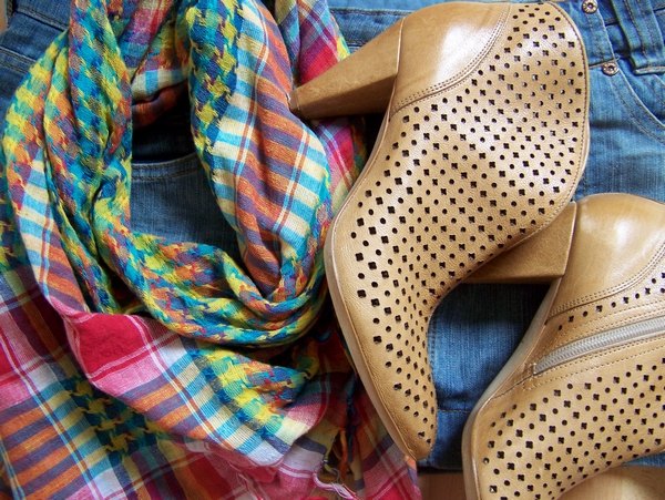 Nature morte bottines perforees foulard madras – Le Blog de Betty