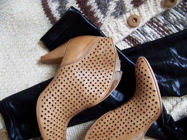 Nature morte bottines perforees gilet jacquard – Le Blog de Betty