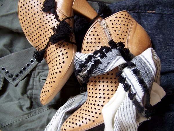 Nature morte bottines perforees veste kaki – Le Blog de Betty