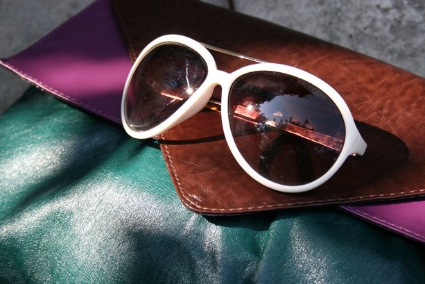 Nature morte lunettes blanches pochette cuir – Le Blog de Betty